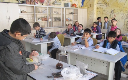 Öğrenciler dersleri bilim deney  sınıfında yaparak öğreniyorlar
