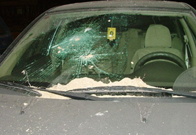 Müdürün otomobiline zarar verdiler