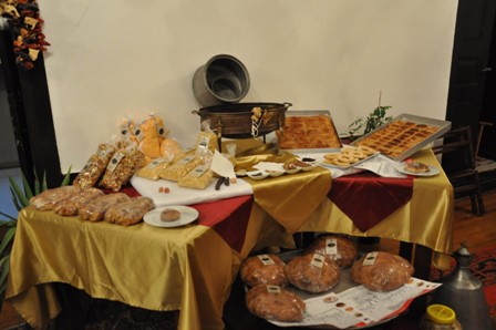 Akşehir'de yöresel tatlar satışta