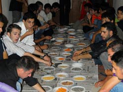 Askeri, çetnevirle uğurluyorlar