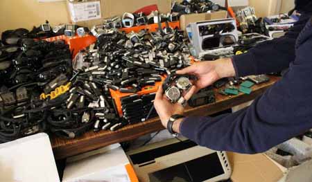 Gümrükte  binlerce dinleme cihazı ve gizli kamera ele geçirildi