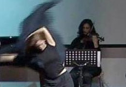 'Kara çarşaf'ı sahnede yere vurdu