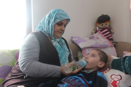 Evlat edindikleri spastik engelli Enes'e kol kanat geriyorlar