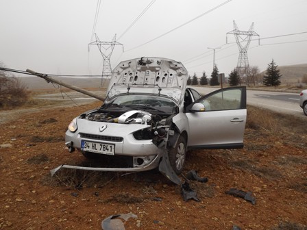 Otomobil telefon direğine çarptı