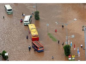 Endonezya'da heyelan ve seller can aldı