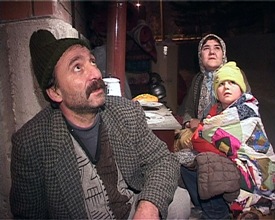 Evsiz kalan aile sokağa soba kurdu
