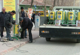 Kulu'da çöp kovaları monte ediliyor