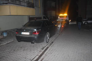 Lüks otomobille evleri soydular