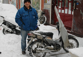 Motosikletin lastiğine zincir taktı