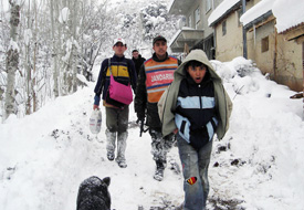 Dağda mahsur kalan 13 kişi kurtarıldı