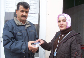 Hem çalışıyor, hem okuyor