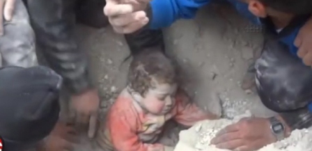 Suriyeli çocuğun ağlatan kurtarılma anı