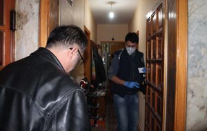 Yaşlı kadını darp ettiler