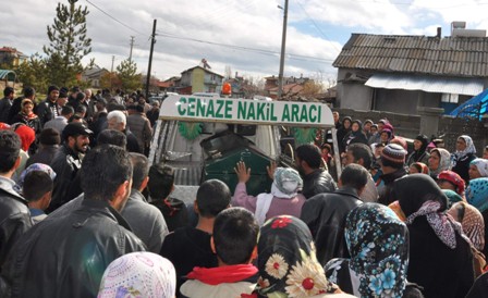 Öldürülen 2 çocuk annesi toprağa verildi