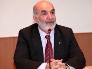Ahmet Taşgetiren: Seni seviyoruz savunan adam