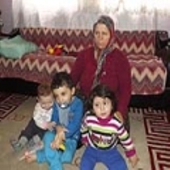 Anneleri evi terk eden 3 kardeşin dramı