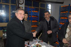Açıl, hal esnafıyla kucaklaştı