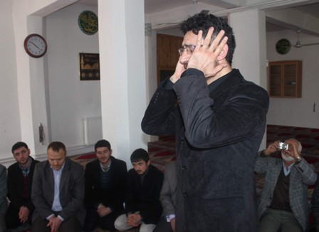 Güzel ezan okumayı öğreniyor