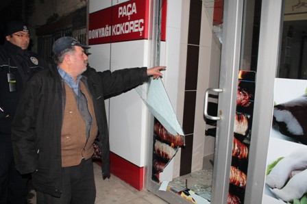 Bekçi boğuşarak yakaladığı hırsızı polise teslim etti