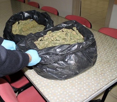 Esrarı sırtında taşırken yakalandı  "Tarlada buldum" dedi