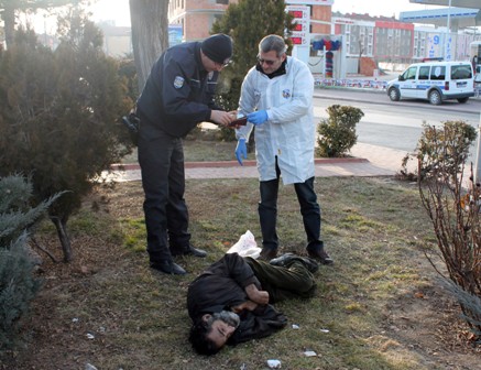 Sokaklarda yaşayan adam donarak öldü