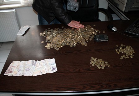 Parayı sayarak çalanlar yakalandı