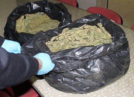 Kaçan otomobilden 204 kilo esrar çıktı