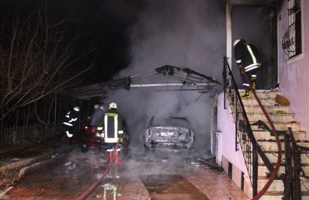 Mangal Ateşi Evin Girişindeki Otomobillere Sıçradı