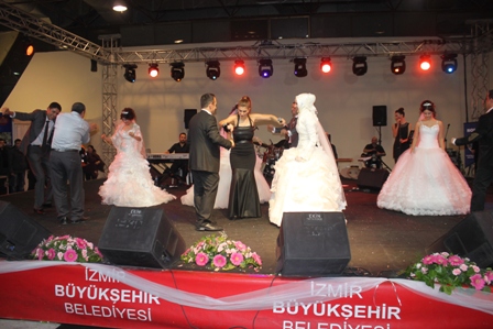 MEHİR VAKFI İZMİR’DE 20 ÇİFT EVLENDİRDİ