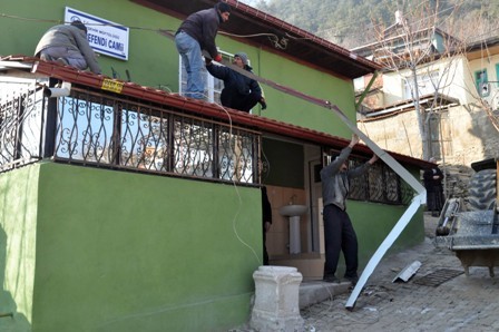 Akşehir’de caminin ayakkabılığı ve tuvaleti yıkılıyor