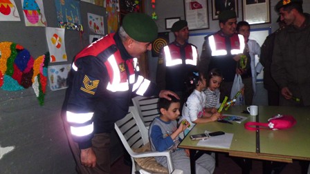 Jandarmadan engelli çocuklara çikolata