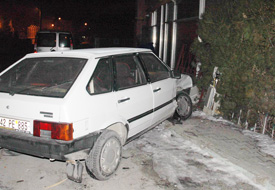İki otomobil çarpıştı: 3 yaralı