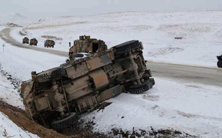 Van'da askeri araç devrildi: 3 şehit, 18 yaralı