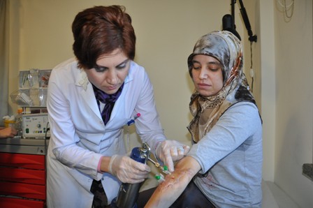 "Kolonya" sanarak döktüğü sıvı kolundan ediyordu