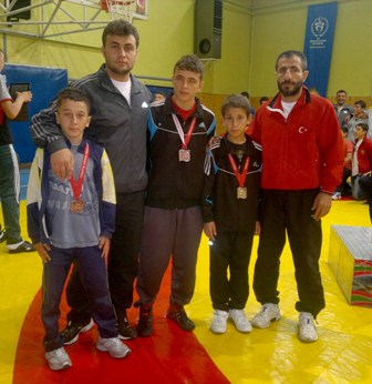 Konya Büyükşehir Belediyesporlu güreşçiler göz doldurdu