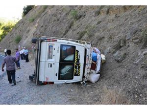 Öğretmenleri taşıyan minibüs şarampole devrildi: 12 yaralı