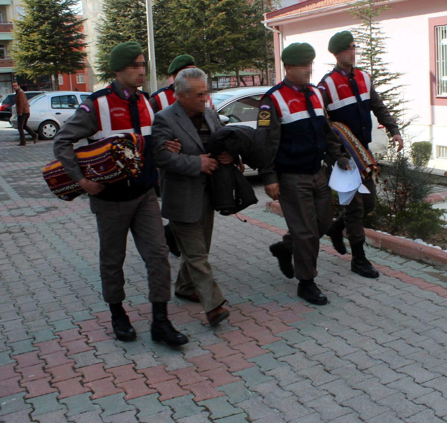 Kilimleri çalan 2 şüpheli tutuklandı