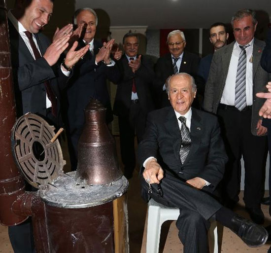 Gazetecilere öyle bir poz verdi ki...