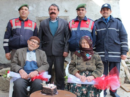Jandarmadan 71 yıllık çifte "Sevgililer Günü" jesti