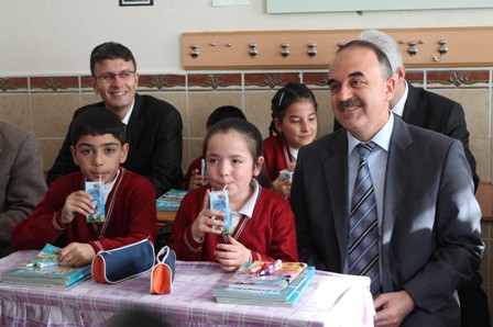 Konya’da öğrencilere okul sütü dağıtıldı