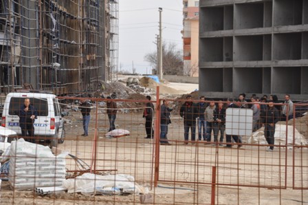 Çalıştıkları inşaattan düştüler