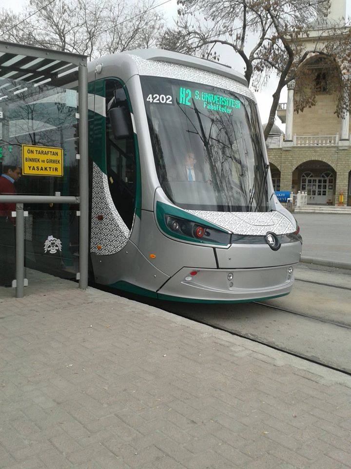 Yeni tramvaylar yolcu taşımaya başladı