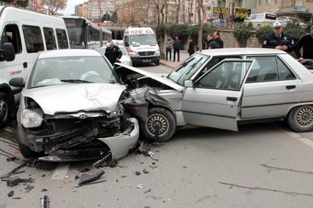 Otomobiller çarpıştı: 3 yaralı
