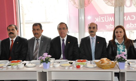 Siyaset hizmet sanatıdır