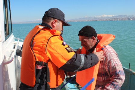 Beyşehir'de jandarmadan avcılara can yeleği