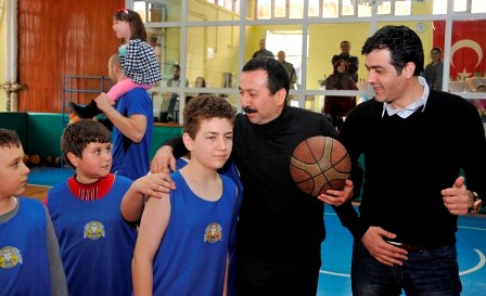 Rektör Gökbel, minik basketbolcularla potada ter döktü