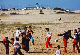 Futbol oynarken vurulan çocuklar