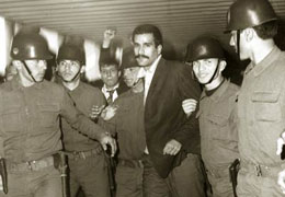 Aynı filmi seyretmek zorundayız!