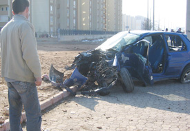 Direğe çarptı, motoru dışarı fırladı