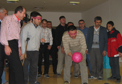 Görme engellilerin bowling keyfi